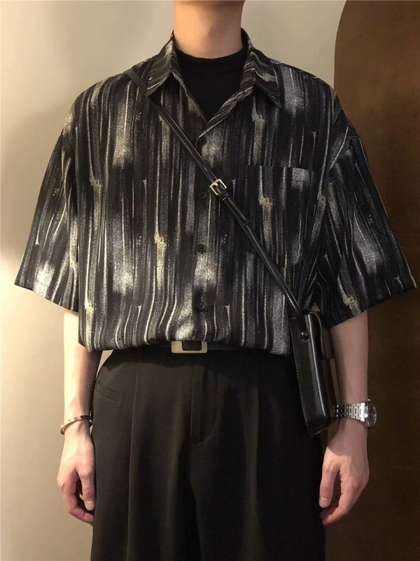 Férfi rövid ujjú ing sötét csíkokkal, vékony anyagú nyári casual, amerikai retro stílus