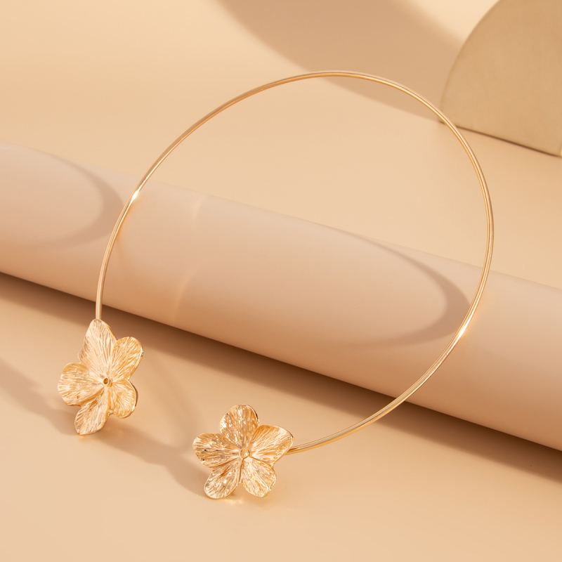 Női fém virág és geometriai mintázatú nyaklánc nyitott gallér stílusban, minimalist és elegáns