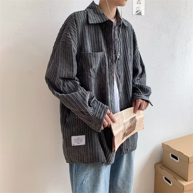 Muška corduroy košulja s prugama – široki kroj, dugi rukavi, rever, svakodnevni japanski stil (jesen 2025)