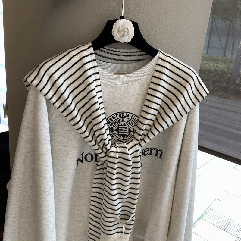 Színblokkolt kötött csíkos mellény, kevert fonalból készült sál, kényelmes nyakmelegítő, elegáns vállkendő