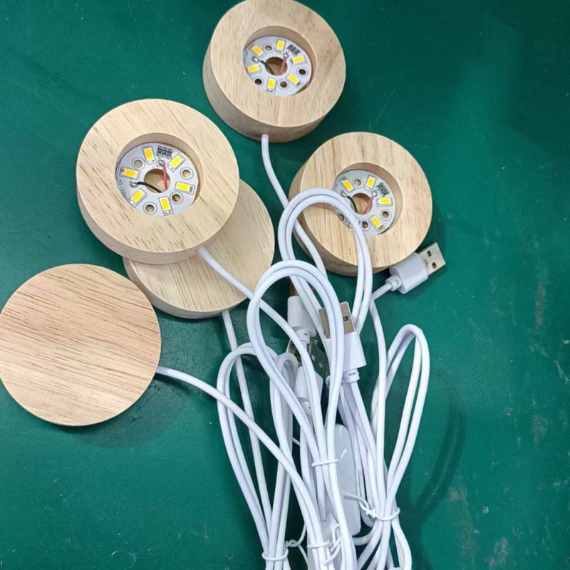 LED lampa s kubičnom kristalnom kuglom na drvenoj bazi, kvadratni LED izvor, USB napajanje, više boja