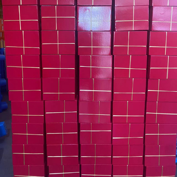 Rózsaszín összecsukható cipősdoboz lehajtható fedéllel, karton 250 g/m², fényes felület