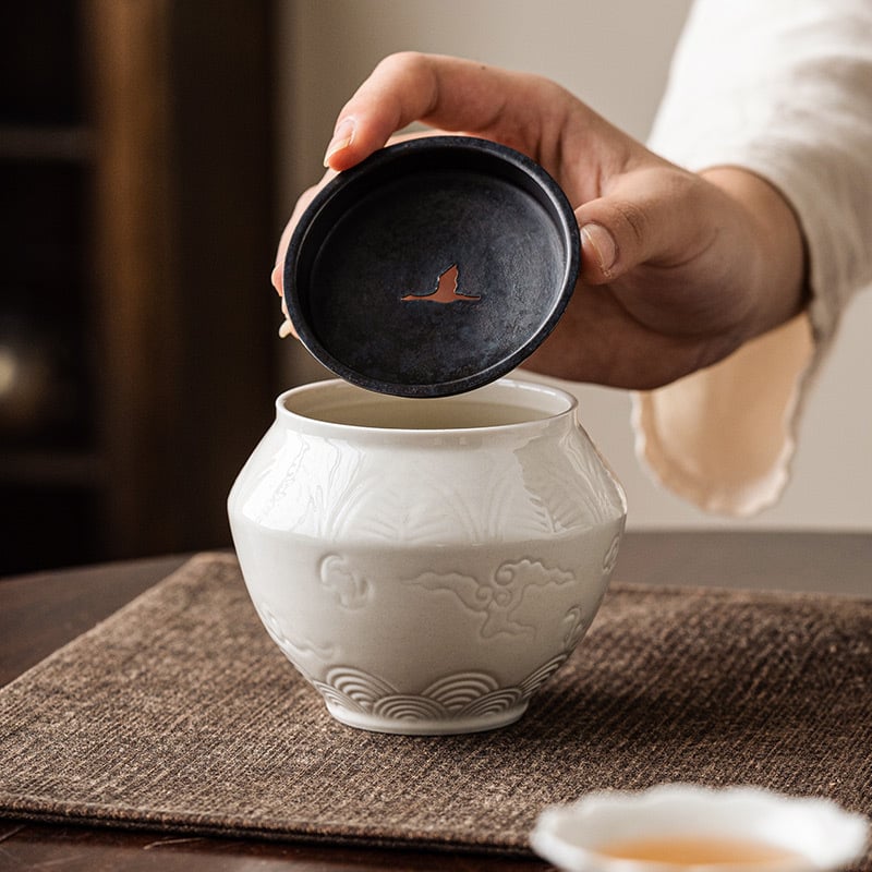 Nagy méretű kínai kerámia Kung-Fu teáskészlet tealevelek maradványainak tartályával és víztál a tea ceremóniához