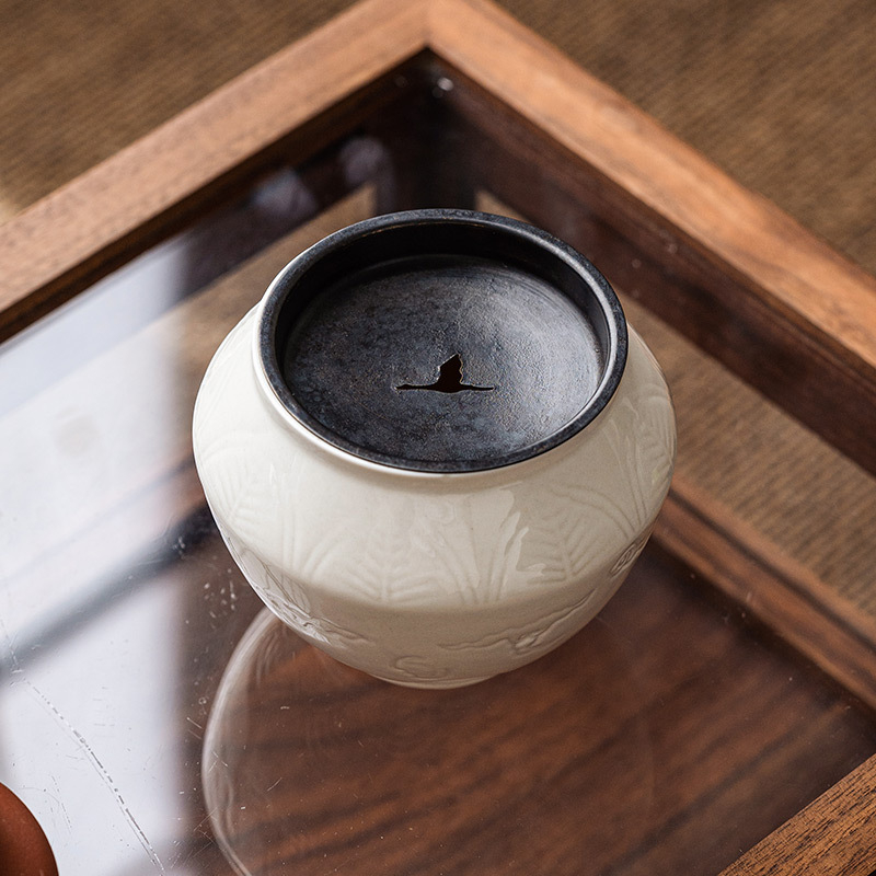 Nagy méretű kínai kerámia Kung-Fu teáskészlet tealevelek maradványainak tartályával és víztál a tea ceremóniához
