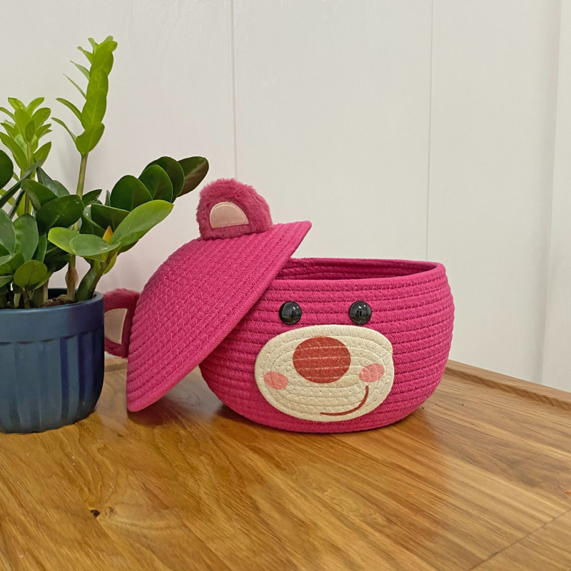 Strawberry Bear porvédett tárolókosár fedővel – kézzel szövött pamutszálból készült asztali rendszerező