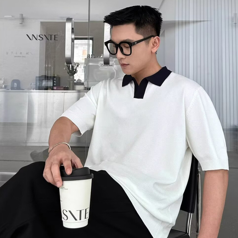 Nyári Ice Silk rövid ujjú férfi V-nyakú polo, színblokkokkal, karcsú szabás.