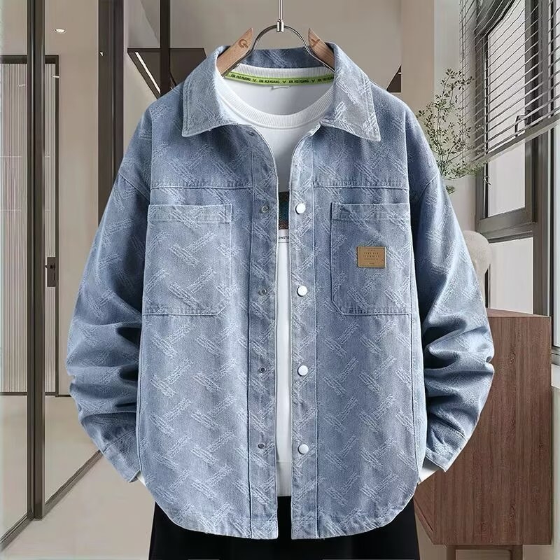 Férfi denim dzseki tavasz–ősz 2025 — laza szabású, paisley mintás galléros dzseki