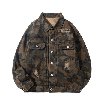 Férfi denimdzseki camouflage mintával és repesztett részletekkel, őszi utcai stílus, lezser mindennapi viselet
