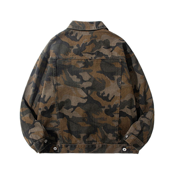 Férfi denimdzseki camouflage mintával és repesztett részletekkel, őszi utcai stílus, lezser mindennapi viselet