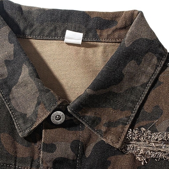 Férfi denimdzseki camouflage mintával és repesztett részletekkel, őszi utcai stílus, lezser mindennapi viselet
