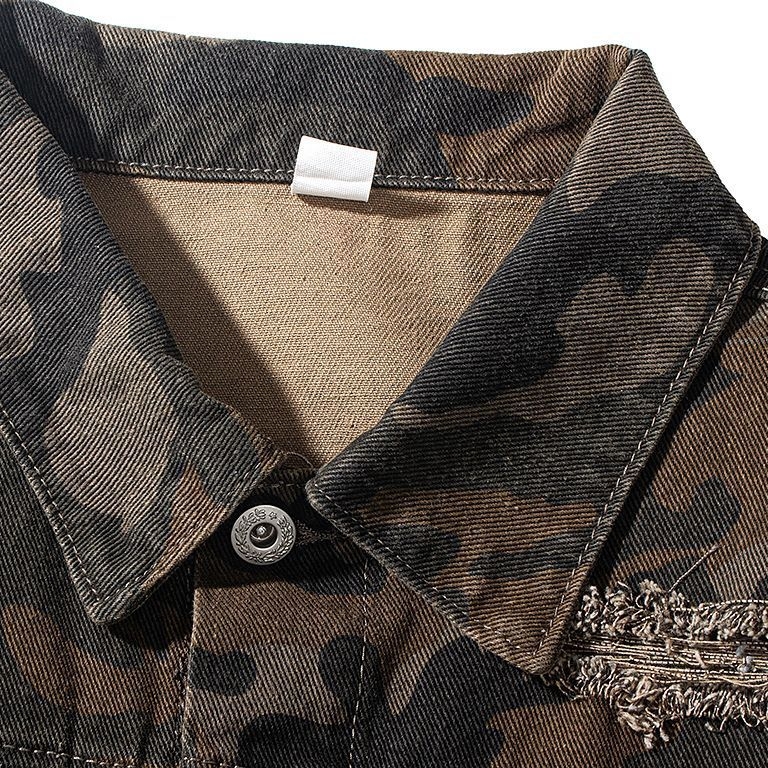 Férfi denimdzseki camouflage mintával és repesztett részletekkel, őszi utcai stílus, lezser mindennapi viselet