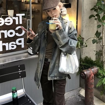 Amerikai stílusú vintage denimdzseki, dekonstruált, mosott, sárga iszapfestéssel, álló gallér, lazán szabott, férfiaknak, tavasz–ősz, mindennapi viselet