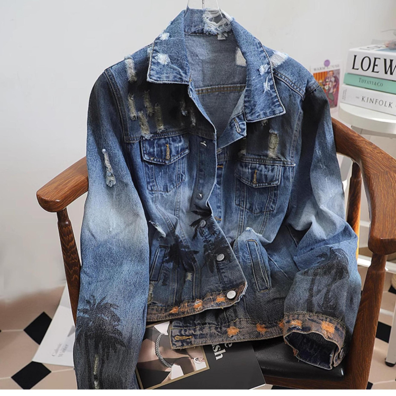 2026 tavasz-őszi férfi denim dzseki szűkített szabással és repesztett részletekkel, trendi és sokoldalú, munkaruházati gallérral