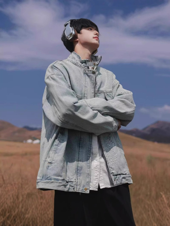 Férfi farmerdzseki őszi-tavaszi szezon, vintázs mosott denim, rövid fazon, álló gallér, cipzár, hosszú ujjú, mindennapi viselet