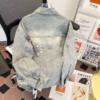 Muška traper jakna s poderotinama i efektom prskanja boje, jesen 2024 kolekcija, streetwear