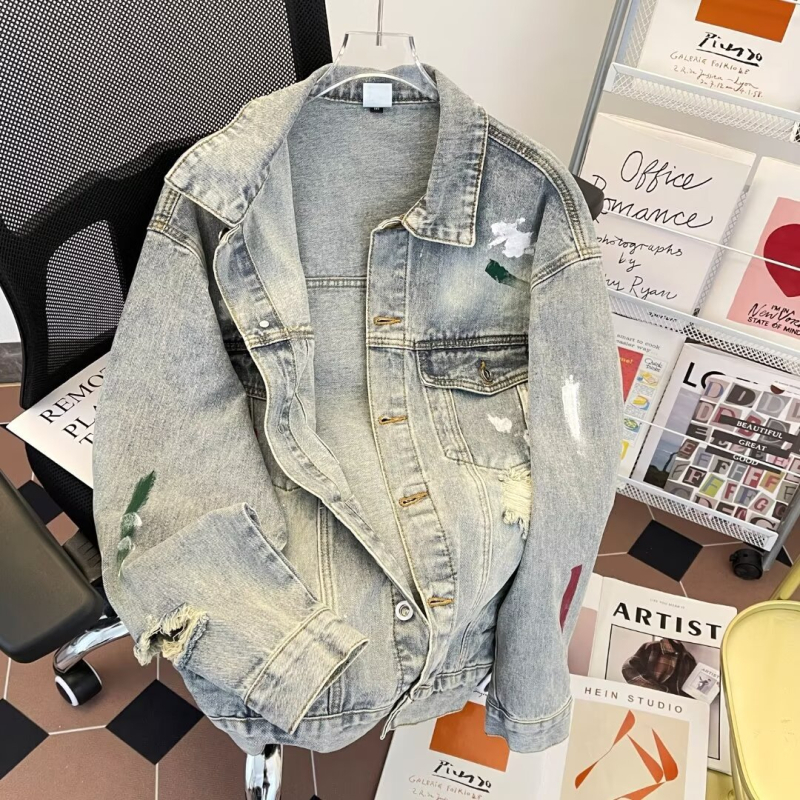 Muška traper jakna s poderotinama i efektom prskanja boje, jesen 2024 kolekcija, streetwear