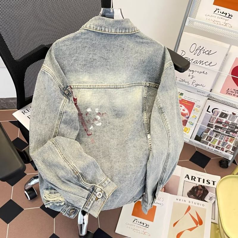 Muška traper jakna s poderotinama i efektom prskanja boje, jesen 2024 kolekcija, streetwear