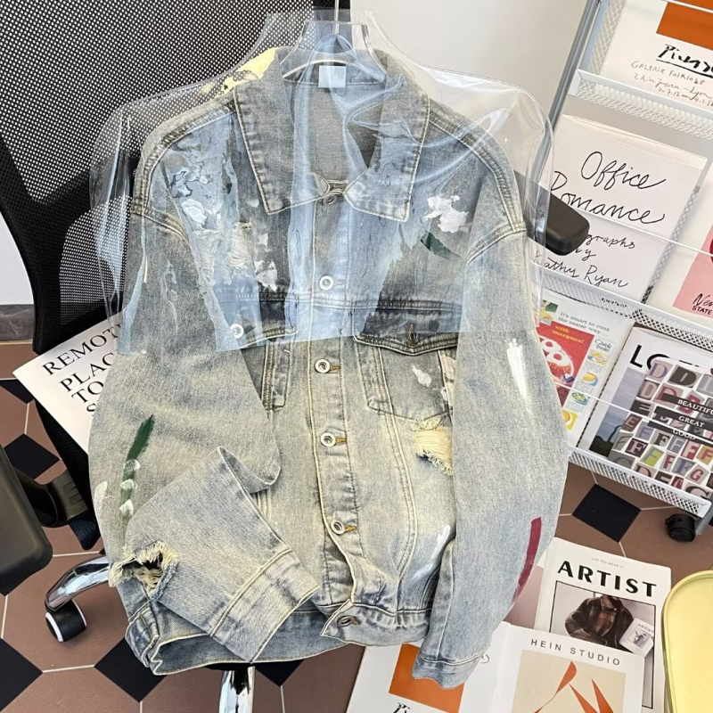 Muška traper jakna s poderotinama i efektom prskanja boje, jesen 2024 kolekcija, streetwear
