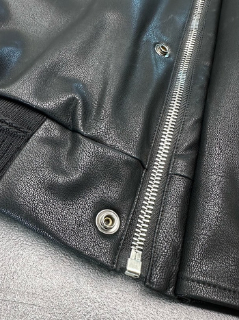 Gentlemen thirteen PU kožna jakna – stojeći ovratnik, labav kroj, jesensko-zimski casual motociklistički stil za muškarce