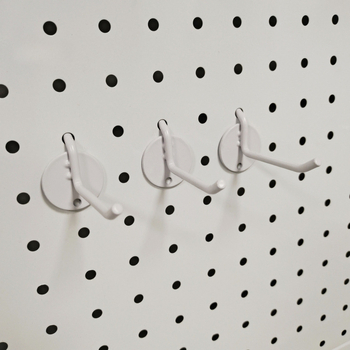 Pegboard set s kukama i otvorima za zidni prikaz i skladištenje — okrugla kuka u obliku jabuke