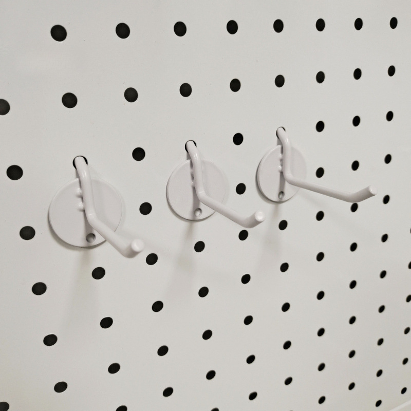 Pegboard set s kukama i otvorima za zidni prikaz i skladištenje — okrugla kuka u obliku jabuke