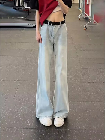 Férfi világoskék denim farmer, egyenes szárú, enyhén bő fazon, laza mindennapi viselet
