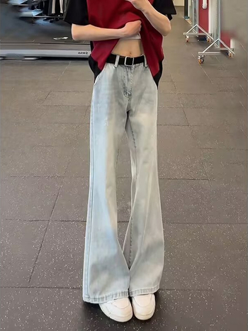 Férfi világoskék denim farmer, egyenes szárú, enyhén bő fazon, laza mindennapi viselet