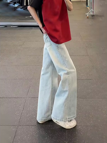 Férfi világoskék denim farmer, egyenes szárú, enyhén bő fazon, laza mindennapi viselet