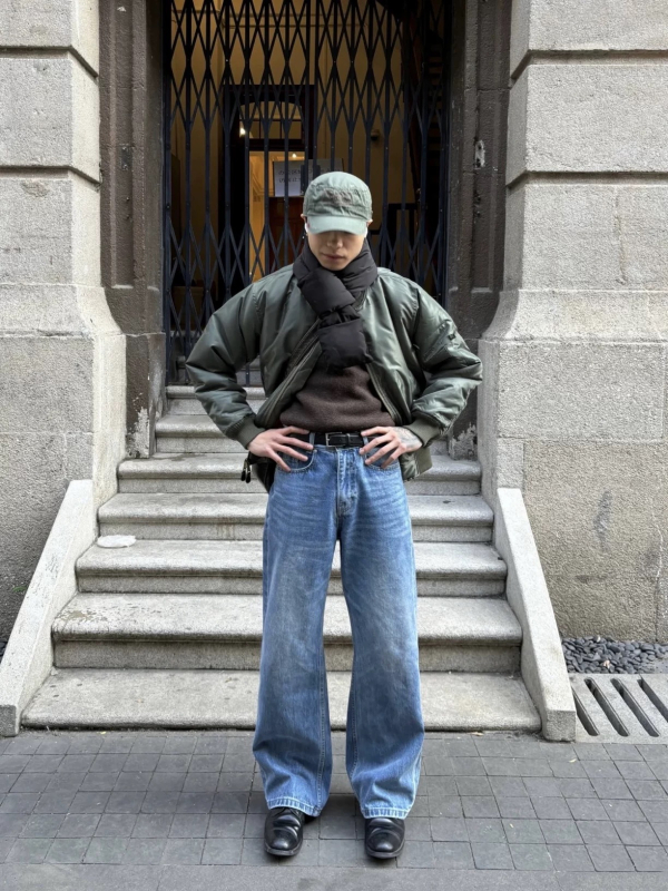 Amerikai stílusú nehéz farmer Indigo, vintage mosás, distressed, A-vonalú laza szabás, egyenes szár, férfiaknak
