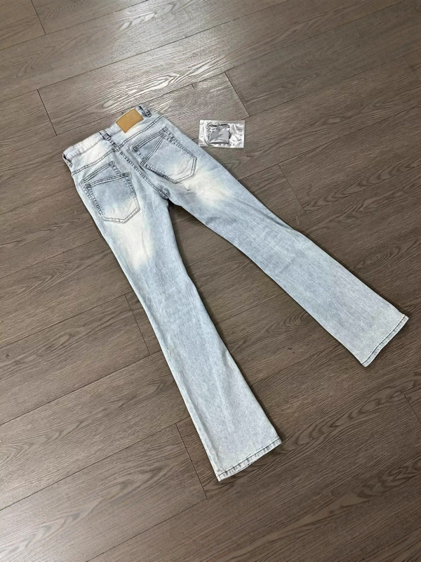 Férfi denim nadrág, slim-fit, két hátsó zseb, magas derék, enyhe bővülő szár, rugalmas anyag, amerikai utca-stílusú, bambusz textúrájú mintázat