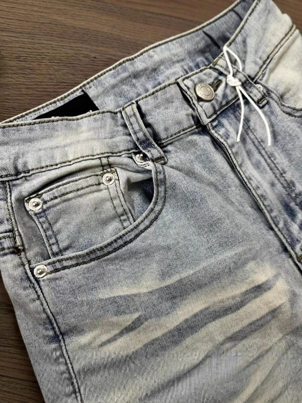Férfi denim nadrág, slim-fit, két hátsó zseb, magas derék, enyhe bővülő szár, rugalmas anyag, amerikai utca-stílusú, bambusz textúrájú mintázat