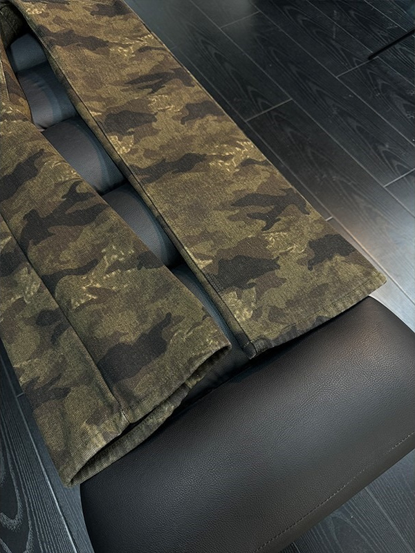 Férfiaknak szóló camo mintás farmernadrág, amerikai retro workwear stílus, tavaszi utcai megjelenés, slim fit, egyenes szár, enyhe kiszélesedés