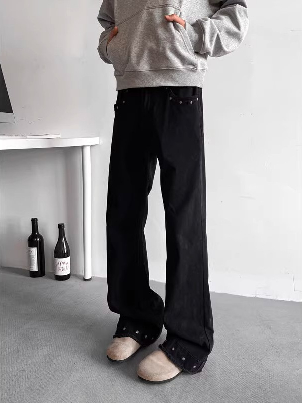 Fekete farmernadrág szegekkel és rojtos szélekkel, enyhén bővülő szabás, hip-hop stílus, férfiak számára