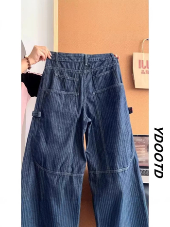 Férfi sötétkék farmernadrág függőleges csíkokkal, lazán szabott, hip-hop stílusú denim munkanadrág