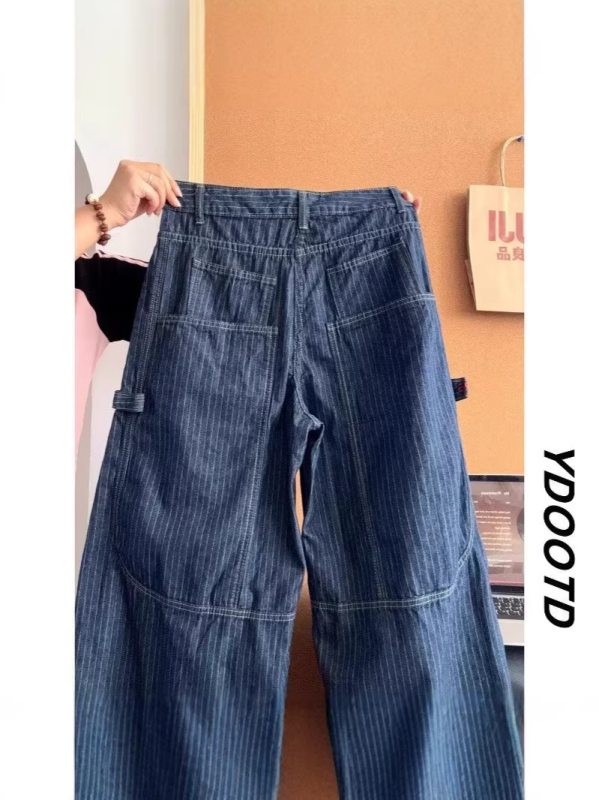 Férfi sötétkék farmernadrág függőleges csíkokkal, lazán szabott, hip-hop stílusú denim munkanadrág