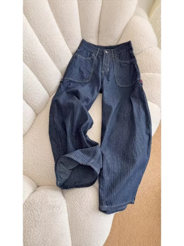 Férfi sötétkék farmernadrág függőleges csíkokkal, lazán szabott, hip-hop stílusú denim munkanadrág