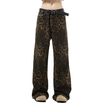 Leopard mintás farmernadrág, egyenes szabás, laza fazon, uniszex, mindennapi casual viselet, amerikai utcai stílus, vintage hatás.