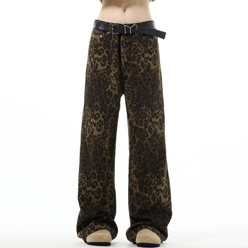 Leopard mintás farmernadrág, egyenes szabás, laza fazon, uniszex, mindennapi casual viselet, amerikai utcai stílus, vintage hatás.