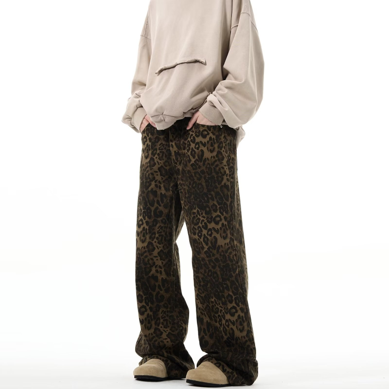 Leopard mintás farmernadrág, egyenes szabás, laza fazon, uniszex, mindennapi casual viselet, amerikai utcai stílus, vintage hatás.