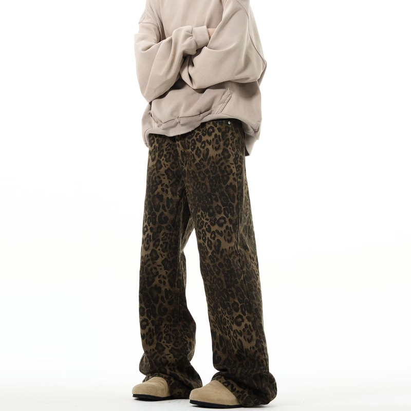 Leopard mintás farmernadrág, egyenes szabás, laza fazon, uniszex, mindennapi casual viselet, amerikai utcai stílus, vintage hatás.