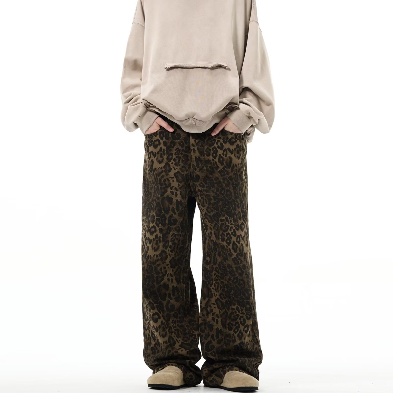 Leopard mintás farmernadrág, egyenes szabás, laza fazon, uniszex, mindennapi casual viselet, amerikai utcai stílus, vintage hatás.