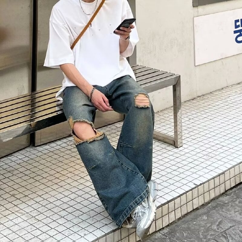 Muške poderane traperice, gradski stil, ravni kroj, denim, proljeće 2024