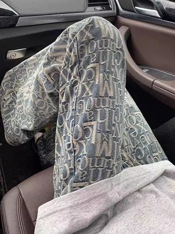 Férfi jacquard farmer Paris betűkkel – mintázat all-over, egyenes szár, enyhe bootcut, amerikai street stílus