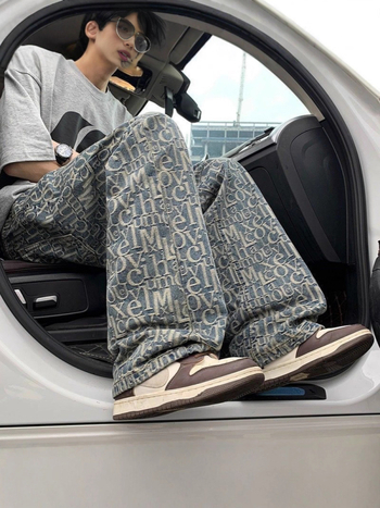Férfi jacquard farmer Paris betűkkel – mintázat all-over, egyenes szár, enyhe bootcut, amerikai street stílus