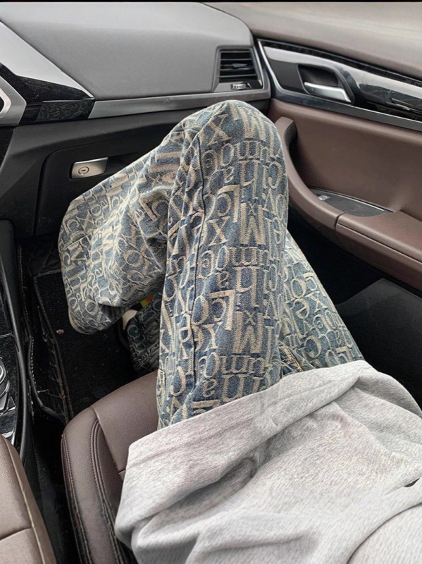 Férfi jacquard farmer Paris betűkkel – mintázat all-over, egyenes szár, enyhe bootcut, amerikai street stílus