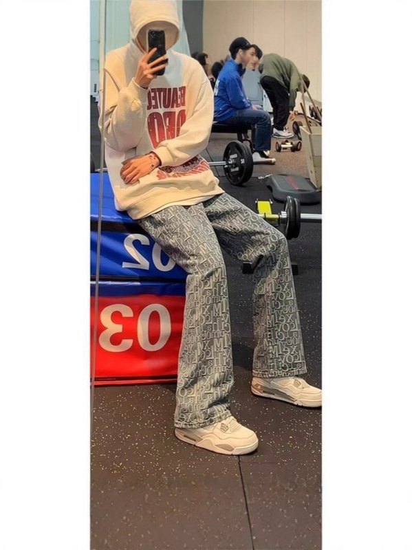 Férfi jacquard farmer Paris betűkkel – mintázat all-over, egyenes szár, enyhe bootcut, amerikai street stílus
