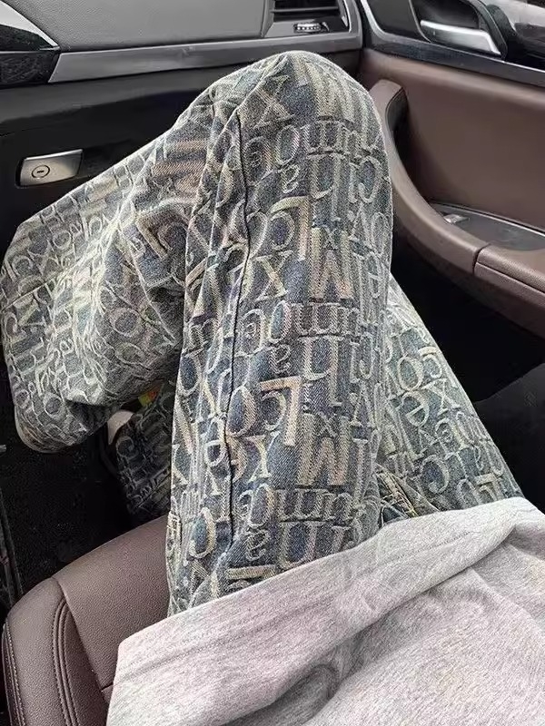 Férfi jacquard farmer Paris betűkkel – mintázat all-over, egyenes szár, enyhe bootcut, amerikai street stílus