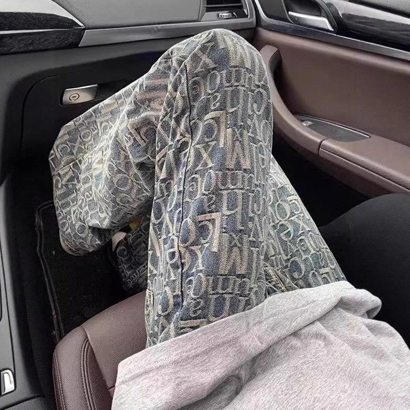 Férfi jacquard farmer Paris betűkkel – mintázat all-over, egyenes szár, enyhe bootcut, amerikai street stílus