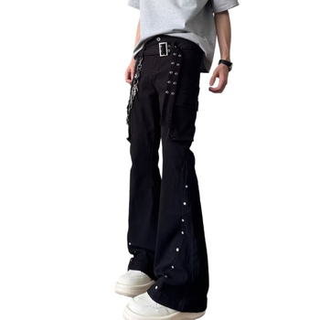 Fekete denim cargo nadrág férfiaknak szegecsekkel, lezser stílus, középmagas derék, cipzáras záródás, egyenes szár, enyhén bővülő