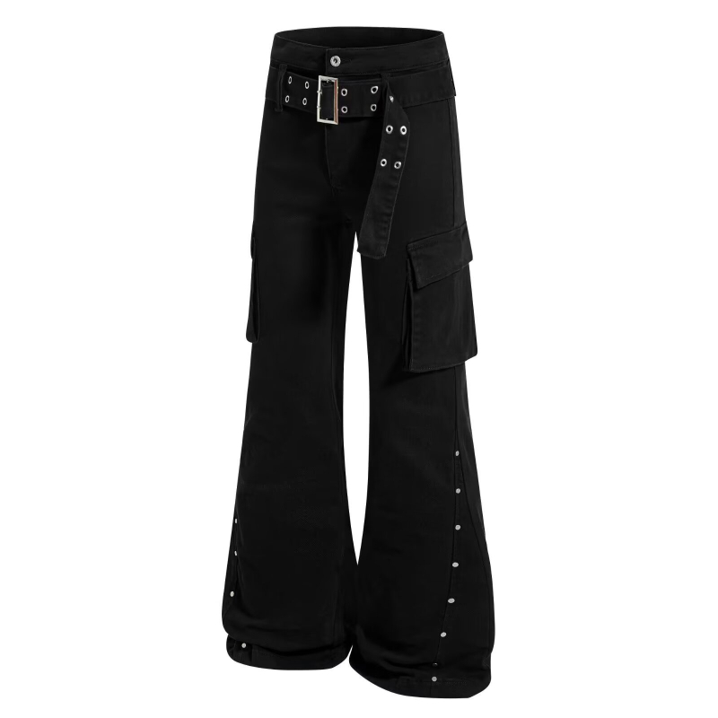 Fekete denim cargo nadrág férfiaknak szegecsekkel, lezser stílus, középmagas derék, cipzáras záródás, egyenes szár, enyhén bővülő